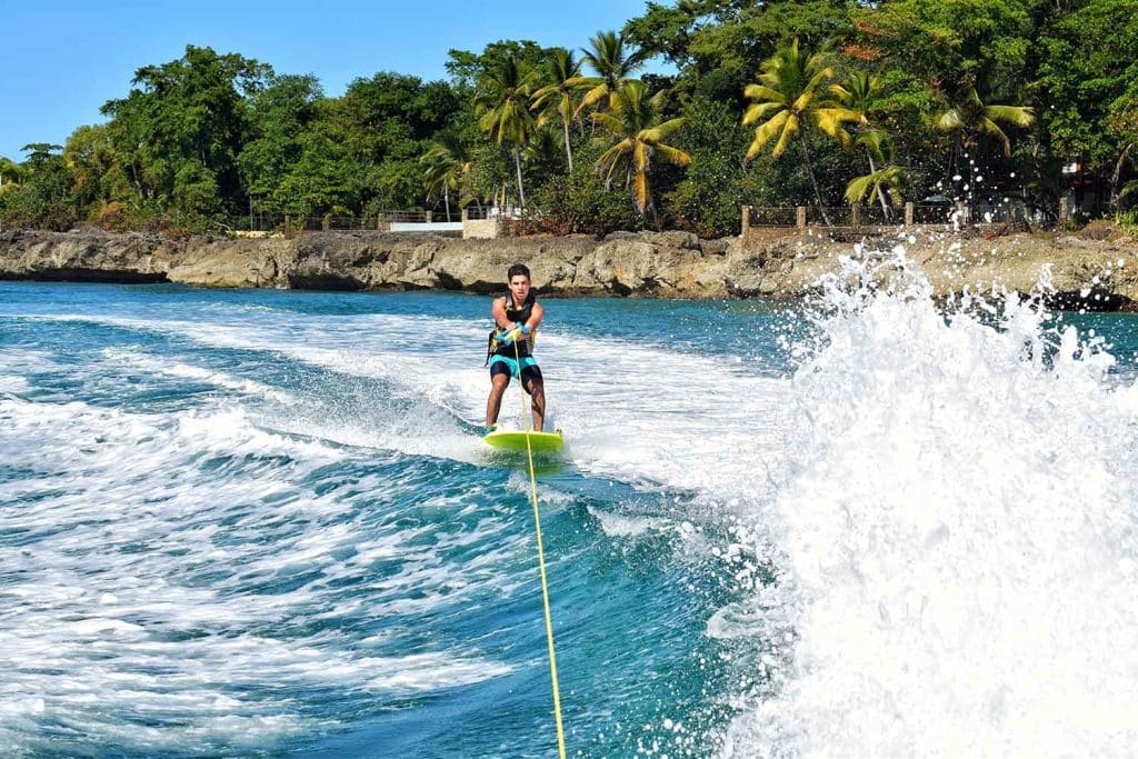 O esqui aquático é um esporte radical que combina acrobacias e técnicas com o frescor da água de áreas tropicais