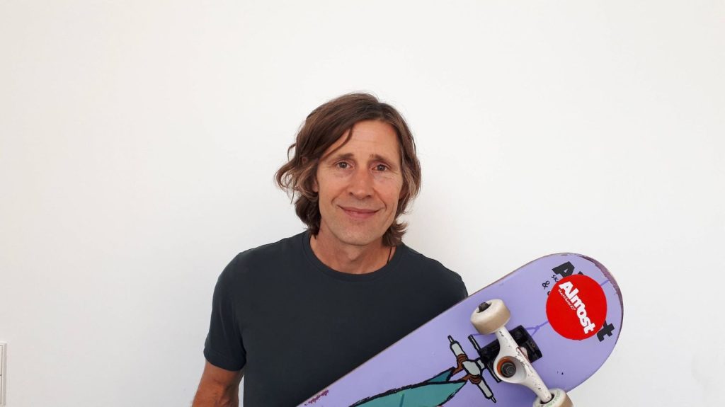 Rodney Mullen é um dos maiores atletas do skate, conheça mais sobre sua trajetória e todo seu legado no mundo do esporte