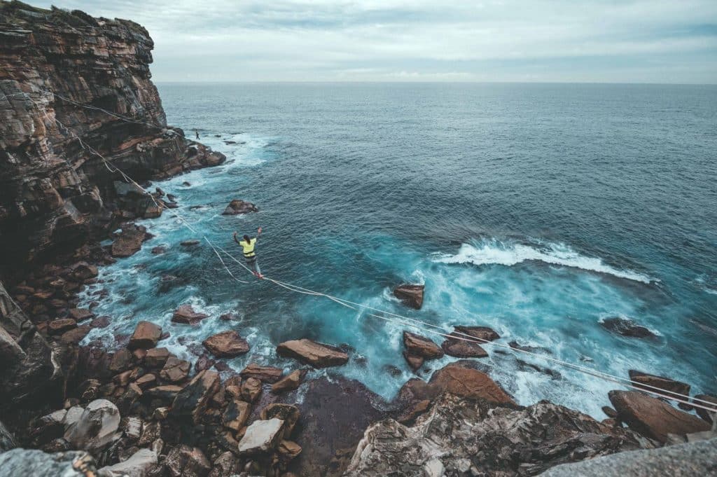 As manobras de slackline e onde são praticadas é o que eleva o perigo e adrenalina desse esporte que requer muito treino