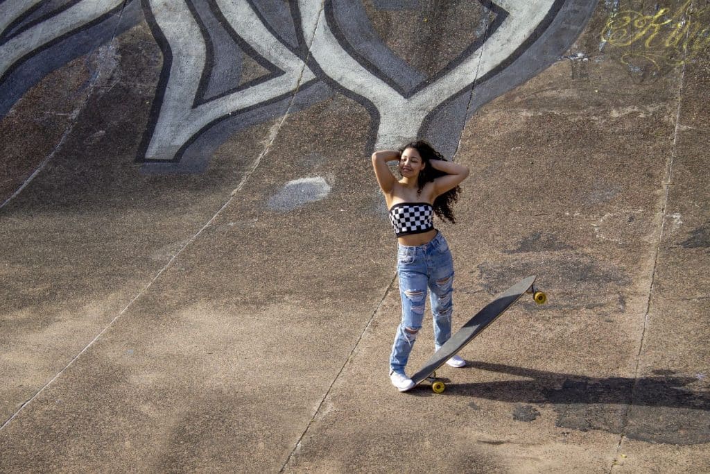 O skate feminino é um movimento de constante luta pelos direitos iguais das mulheres no esporte, logo vale a pena conhecer mais