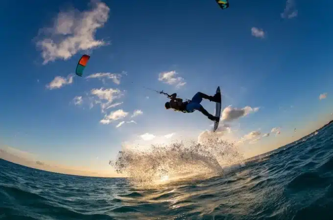 Como praticar kitesurf? Principais equipamentos e dicas