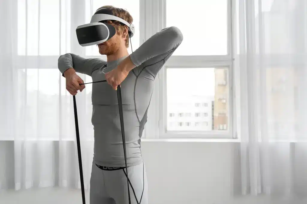 Homem utilizando óculos de realidade virtual enquanto realiza exercícios com faixa de resistência, simbolizando tecnologia e saúde.